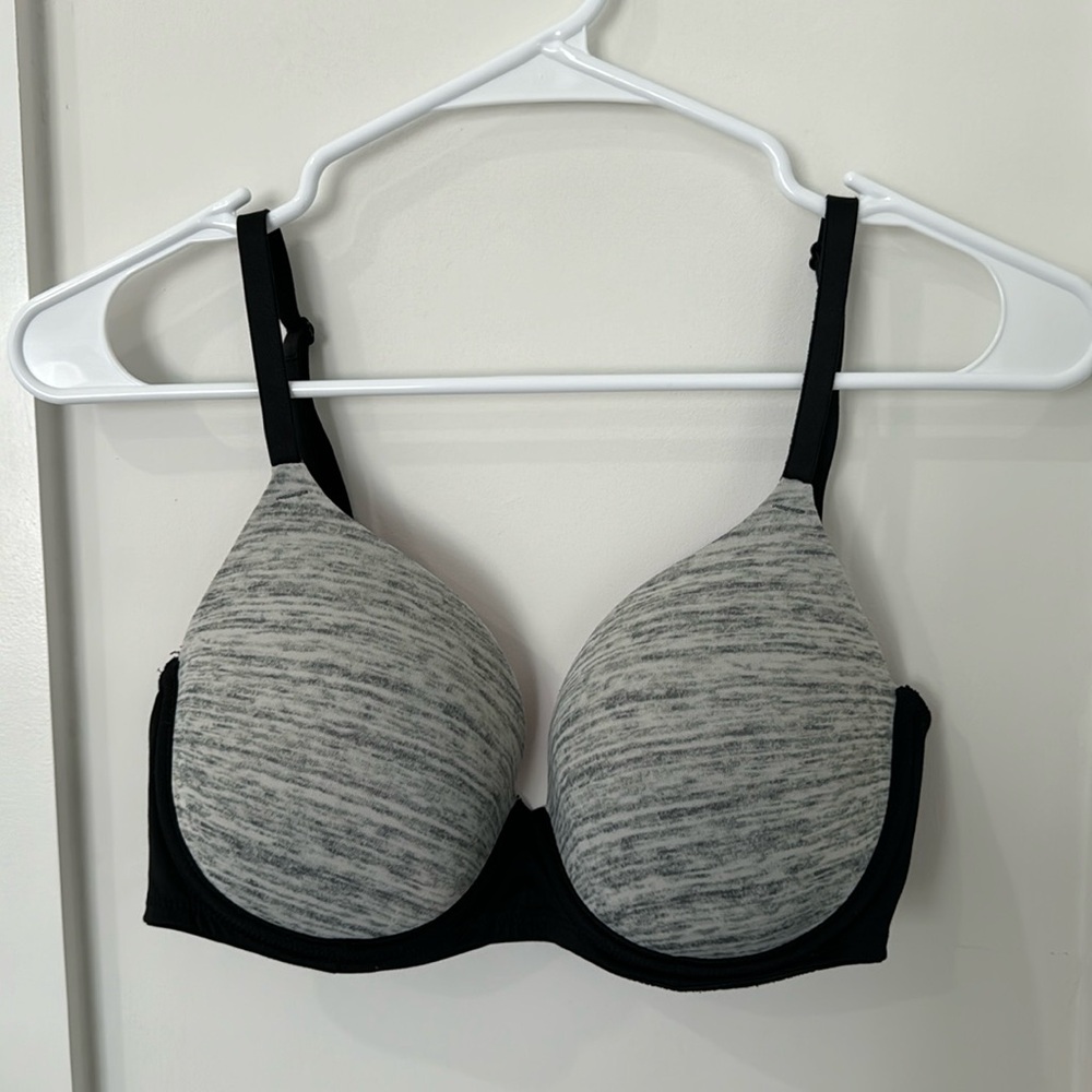 34DD pink victoria’s secret bra in black and gray - in great condition